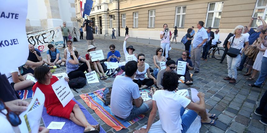 Otočani Markov trg pretvorili u plažu Otočani Markov trg pretvorili u plažu