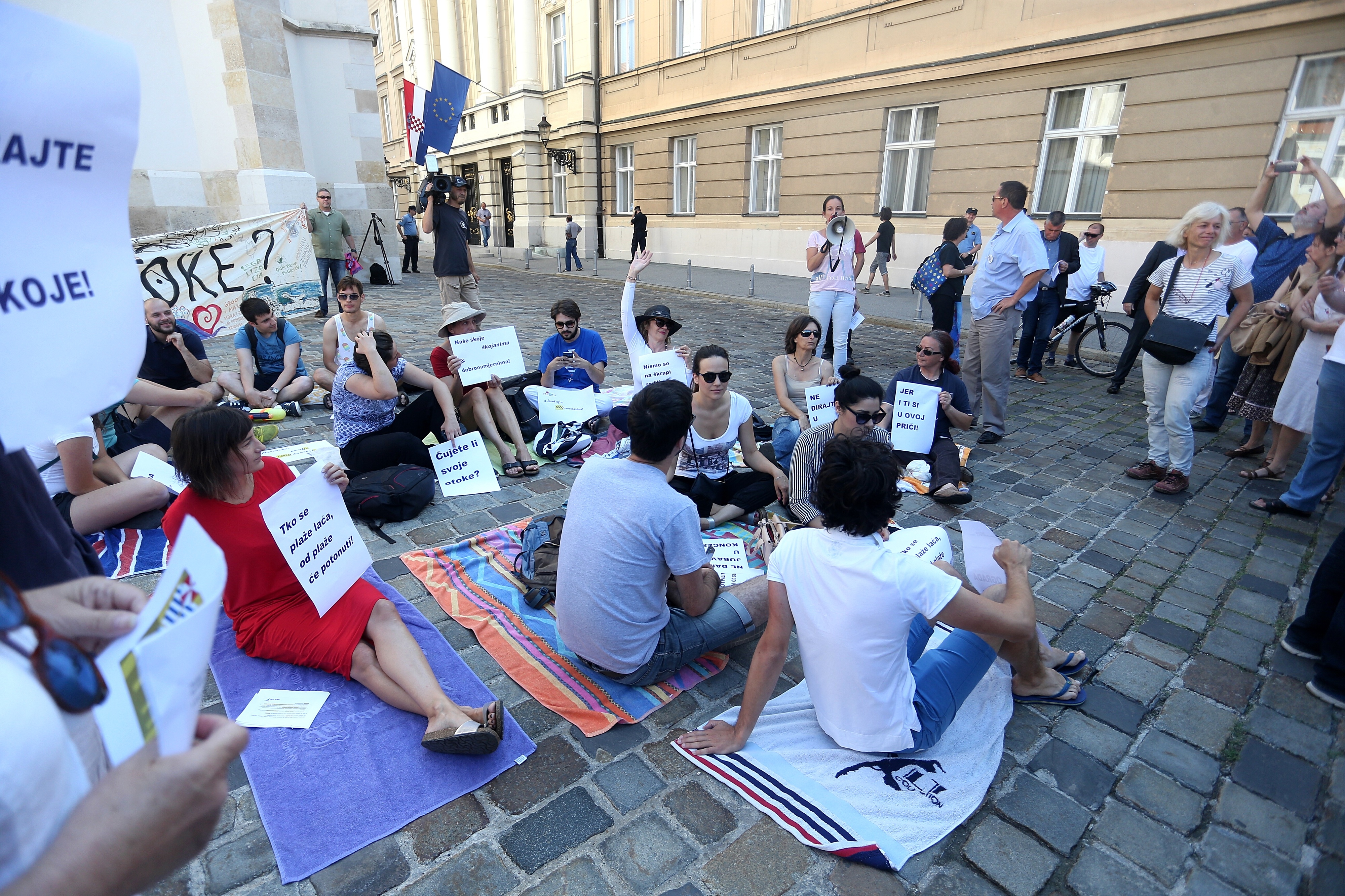 Otočani Markov trg pretvorili u plažu Otočani Markov trg pretvorili u plažu