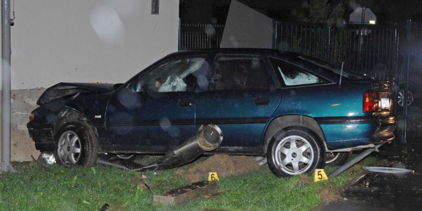 Kraj: Osamnaestogodišnjak poginuo zabivši se automobilom u betonski zid