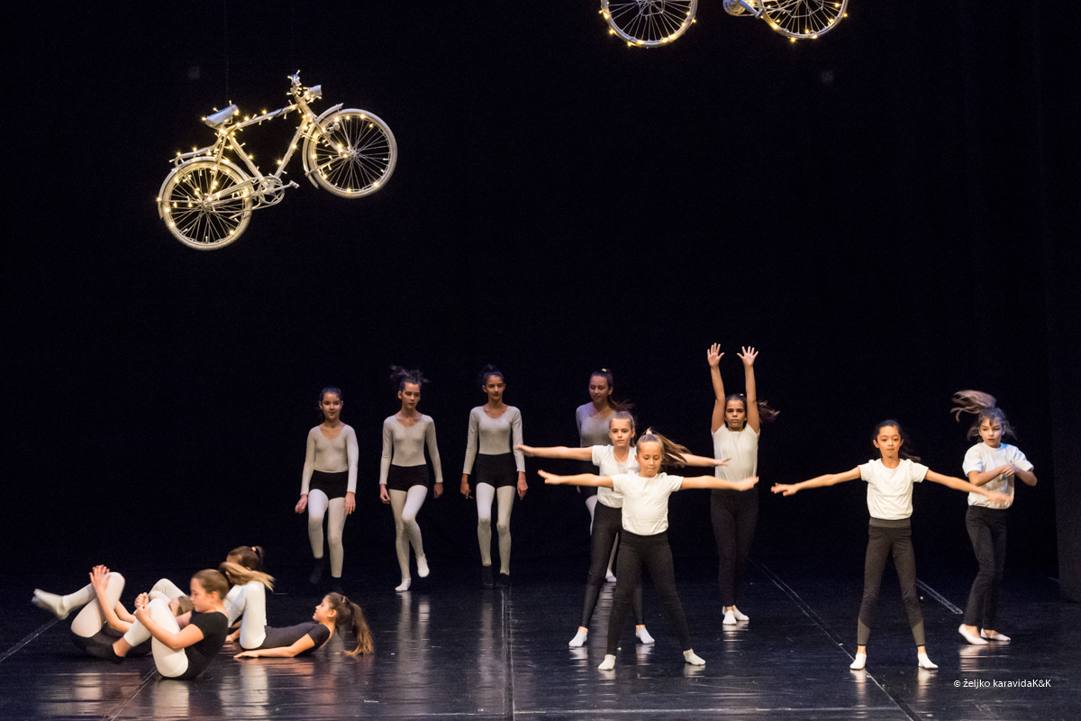 Božićna čestitka plesnog odjela Glazbene škole Blagoje Bersa