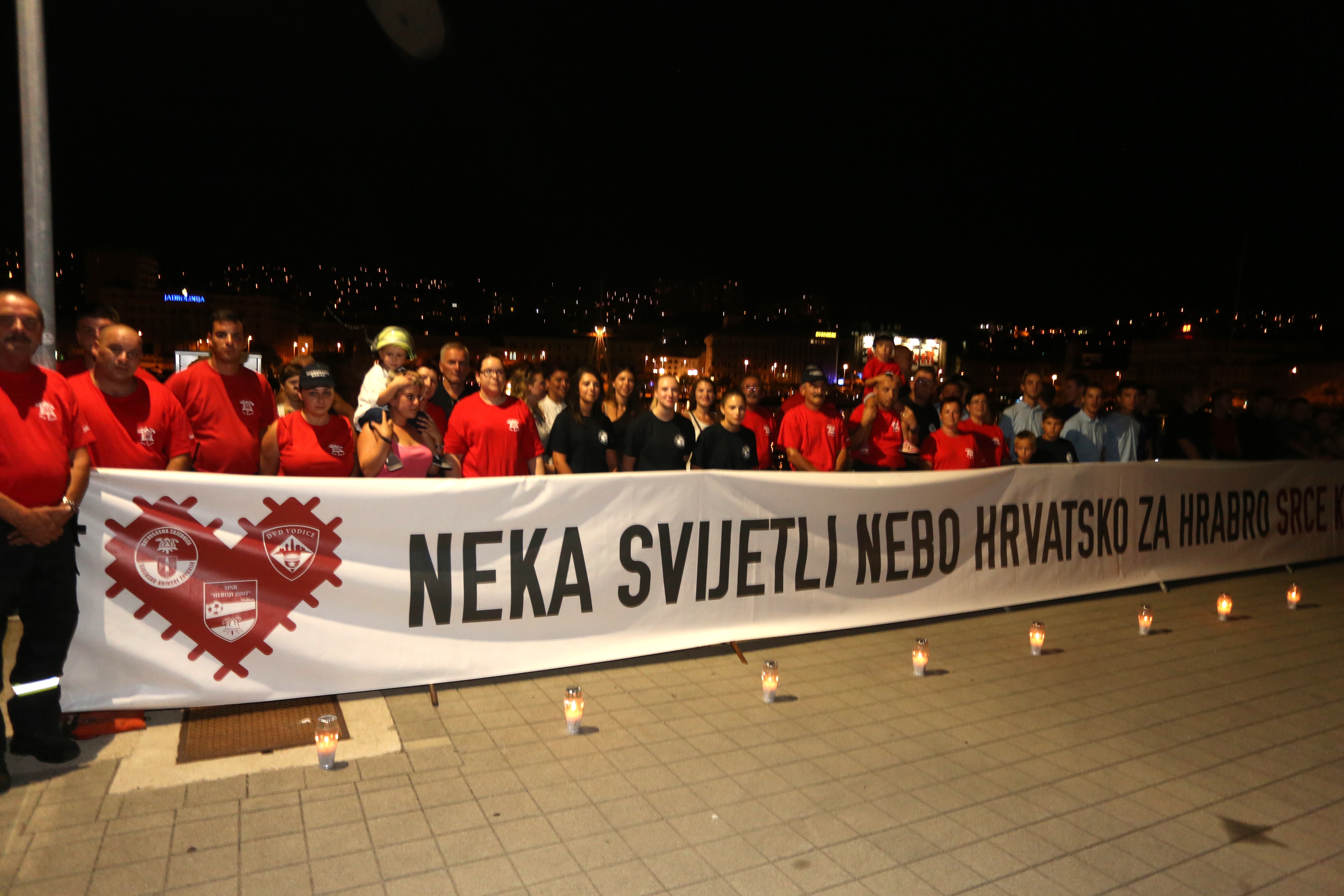 Rijeka: građani i vatrogasci odali počast vatrogascima stradalim prije 10 godina na Kornatima Rijeka: građani i vatrogasci odali počast vatrogascima stradalim prije 10 godina na Kornatima