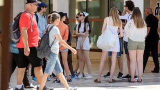 Sunčana nedjelja: Domaći i turisti na ulicama grada Sunčana nedjelja: Domaći i turisti na ulicama grada