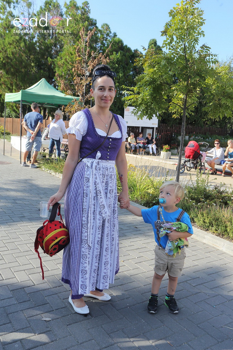 Bibinjci gradišćanskim Hrvatima darovali 1.82 metara visok kip sv. Roka Bibinjci gradišćanskim Hrvatima darovali 1.82 metara visok kip sv. Roka