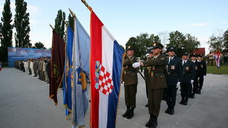 Vukovar, 250610.
U povodu Dana drzavnosti Republike Hrvatske obiljezen  zavrsetak skolovanja polaznika vojnih skola za potrebe Oruzanih snaga. Na fotografiji postrojeni polaznici vojnih skola.
Foto: Damir Glibusic / CROPIX
