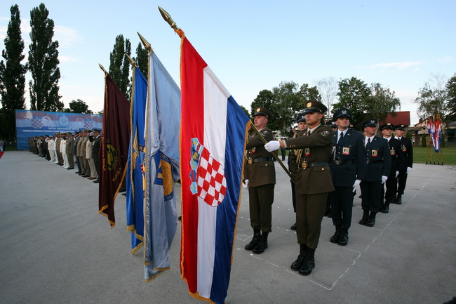 Vukovar, 250610.
U povodu Dana drzavnosti Republike Hrvatske obiljezen  zavrsetak skolovanja polaznika vojnih skola za potrebe Oruzanih snaga. Na fotografiji postrojeni polaznici vojnih skola.
Foto: Damir Glibusic / CROPIX