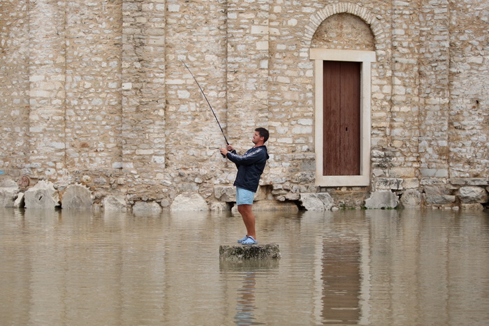 Zadar, 010912.
Nakon visemjesecne suse u Zadru se u subotu ujutro dogodio potop. Kisa je uz povremenu jaku grmljavinu pocela padati pred zoru, oko pet sati i jos nije prestala padati. Ogromne kolicine kise prekrile su prometnice na godinama poznatim kriti