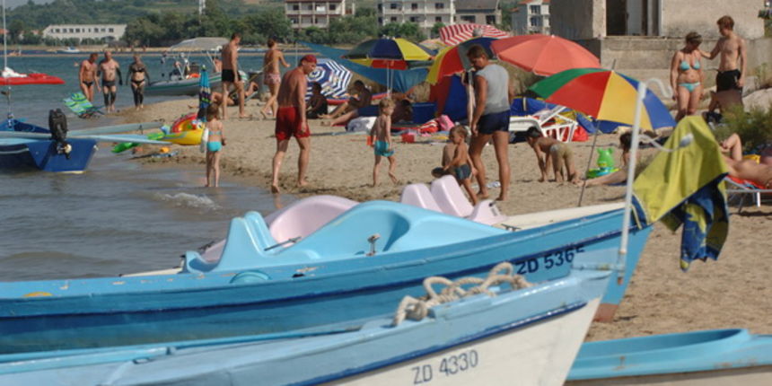 Zadar, 160709.
Ninske pjescane place pravi su mamac za kupace, a tu je i poznato ninsko blato koje lijeci reumu i razne kozne bolesti.
Na fotografiji: jedna od mnogobrojnih ninskih plaza.
Foto: Andrija Lucic / CROPIX Zadar, 160709.
Ninske pjescane place pravi su mamac za kupace, a tu je i poznato ninsko blato koje lijeci reumu i razne kozne bolesti.
Na fotografiji: jedna od mnogobrojnih ninskih plaza.
Foto: Andrija Lucic / CROPIX