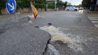 Zadar, 010912.
Nakon visemjesecne suse u Zadru se u subotu ujutro dogodio potop. Kisa je uz povremenu jaku grmljavinu pocela padati pred zoru, oko pet sati i jos nije prestala padati. Ogromne kolicine kise prekrile su prometnice na godinama poznatim kriti