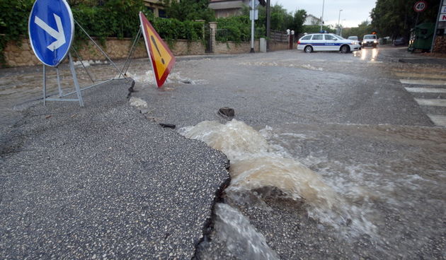 Zadar, 010912.
Nakon visemjesecne suse u Zadru se u subotu ujutro dogodio potop. Kisa je uz povremenu jaku grmljavinu pocela padati pred zoru, oko pet sati i jos nije prestala padati. Ogromne kolicine kise prekrile su prometnice na godinama poznatim kriti
