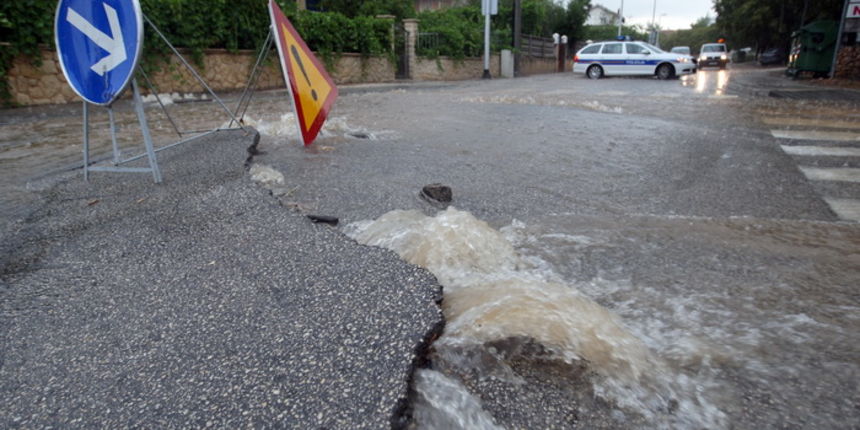 Zadar, 010912.
Nakon visemjesecne suse u Zadru se u subotu ujutro dogodio potop. Kisa je uz povremenu jaku grmljavinu pocela padati pred zoru, oko pet sati i jos nije prestala padati. Ogromne kolicine kise prekrile su prometnice na godinama poznatim kriti