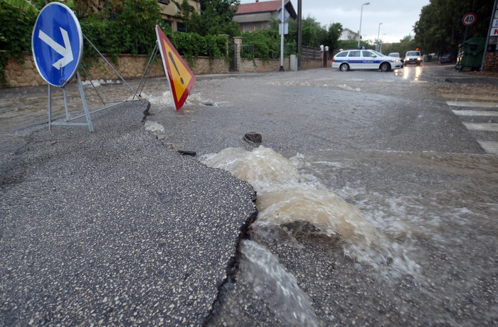 Zadar, 010912.
Nakon visemjesecne suse u Zadru se u subotu ujutro dogodio potop. Kisa je uz povremenu jaku grmljavinu pocela padati pred zoru, oko pet sati i jos nije prestala padati. Ogromne kolicine kise prekrile su prometnice na godinama poznatim kriti