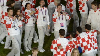London, 270712.
Olimpijski stadion.
Svecano otvaranje Olimpijskih Igra u Londonu.
Na fotografiji: hrvatski sportasi u defileu, rukometni golman Venio Losert nosi zastavu.
Foto: Drago Sopta / CROPIX