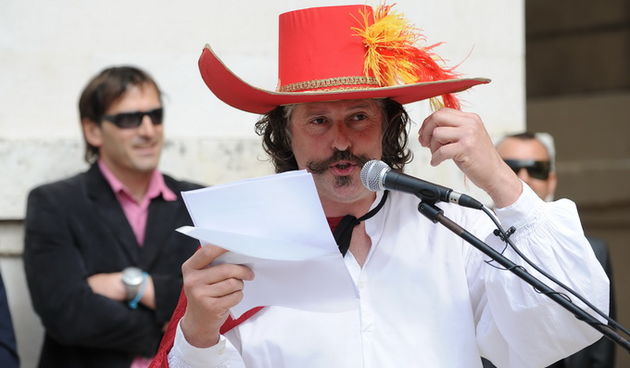 Zadar, 220413.
Enio Mestrovic, kandidat za gradonacelnika i kandidati za Gradsko vijece Nezavisne liste Konji, jutros su na Narodnom trgu prikupljali potpise podrske gradjana. Mestrovic se odjeven u musketira duze od sat vremena na francuskom obracao svoj