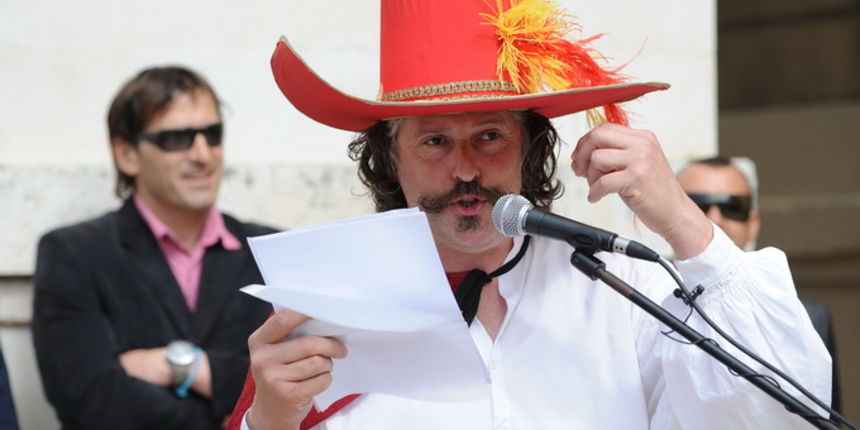 Zadar, 220413.
Enio Mestrovic, kandidat za gradonacelnika i kandidati za Gradsko vijece Nezavisne liste Konji, jutros su na Narodnom trgu prikupljali potpise podrske gradjana. Mestrovic se odjeven u musketira duze od sat vremena na francuskom obracao svoj