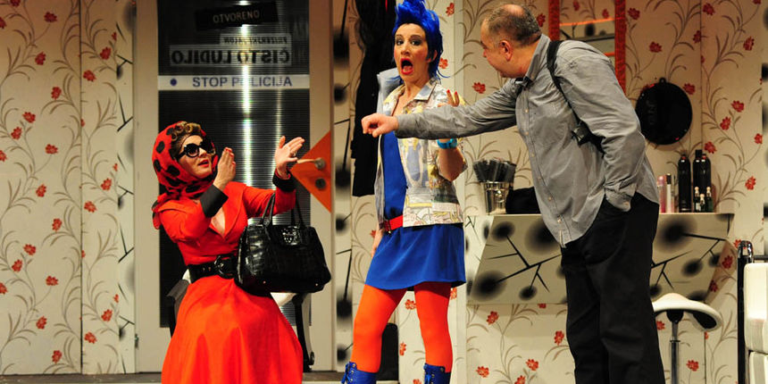 Zadar, 4.12.2012. snimio: Nenad Marčev
Zagrebačko gradsko kazalište Komedija
Paul Pörtner
Čisto ludilo
redateljica: Nina Kleflin
igraju: Vid Balog, Nina Kaić Madić,
Igor Mešin, Damir Lončar, Saša Buneta,
Jasna Palić Picukarić
Velika dv Zadar, 4.12.2012. snimio: Nenad Marčev
Zagrebačko gradsko kazalište Komedija
Paul Pörtner
Čisto ludilo
redateljica: Nina Kleflin
igraju: Vid Balog, Nina Kaić Madić,
Igor Mešin, Damir Lončar, Saša Buneta,
Jasna Palić Picukarić
Velika dv