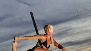 Rab, 070911.
Mlade i atraktivne Ceske studentice njih trinaest ljubiteljice aerobika, akrobacija na svili i plesa na stangi aktivno provode svoj godisnji odmor u uvali Veli mel (Supetarska Draga) vjezbajuci skoro pa cijeli dan ono sto najvise vole. Na sli