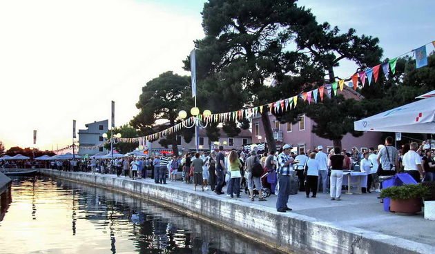 7. Festival izvorne hrane, pića, gastronomskih delicija, izvornog suvenira i folklora “Biogradski stol”, Foto: Leonard Kvarantan