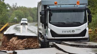 Zbog zarobljenog kamiona ne prometuje se cestom Poljica- Mazija