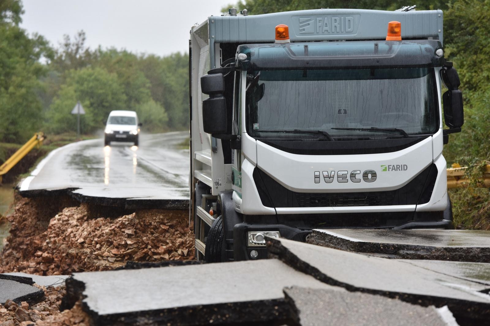 Zbog zarobljenog kamiona ne prometuje se cestom Poljica- Mazija