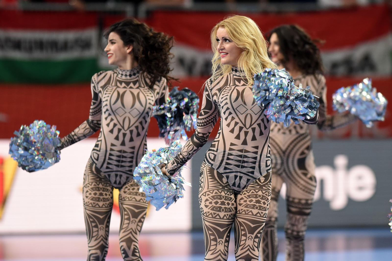 Plesačice zabavljale gledatelje na utakmici Danske i Mađarske