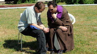 Zadar, 080510.
Zadar je domacin Susreta katolicke mladezi 2010. 
Susret ce trajati dva dana a u njemu ce sudjelovati preko 30.000 mladih iz Hrvatske i svijeta. 
Na fotografiji: mladi su se prije mise mogli ispovjedati na otvorenom.
Foto: Andrija Lucic / C