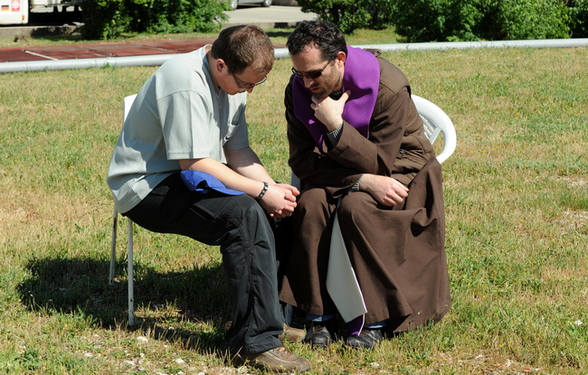 Zadar, 080510.
Zadar je domacin Susreta katolicke mladezi 2010. 
Susret ce trajati dva dana a u njemu ce sudjelovati preko 30.000 mladih iz Hrvatske i svijeta. 
Na fotografiji: mladi su se prije mise mogli ispovjedati na otvorenom.
Foto: Andrija Lucic / C