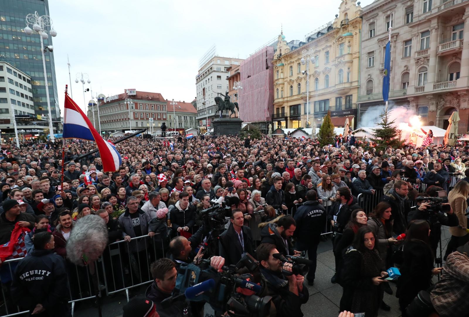 Zlatne tenisače na Trgu bana Josipa Jelačića dočekale tisuće navijača Zlatne tenisače na Trgu bana Josipa Jelačića dočekale tisuće navijača