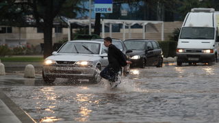 Zadar, 121012. 
Jaka kisa koja od sinoc pada na zadarskom podrucju stvorila je velike probleme u prometu. Najvise problema bilo je kod vec poznatih kriticnih mjesta u gradu: na Relji,kod Veslackog,na Branimiru.
Na fotografiji: detalj sa raskrizja kod Vesl