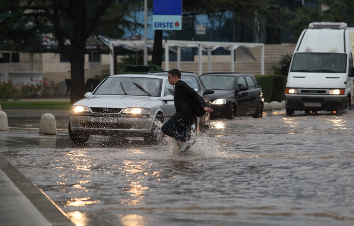 Zadar, 121012. 
Jaka kisa koja od sinoc pada na zadarskom podrucju stvorila je velike probleme u prometu. Najvise problema bilo je kod vec poznatih kriticnih mjesta u gradu: na Relji,kod Veslackog,na Branimiru.
Na fotografiji: detalj sa raskrizja kod Vesl