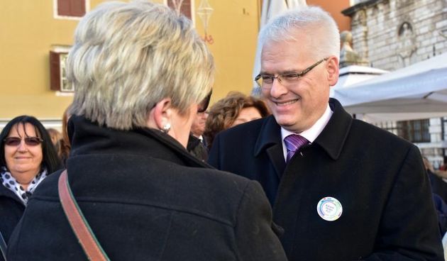 Ivo Josipović prošetao gradskim ulicama i družio se s građanima, foto: Dino Stanin/PIXSELL