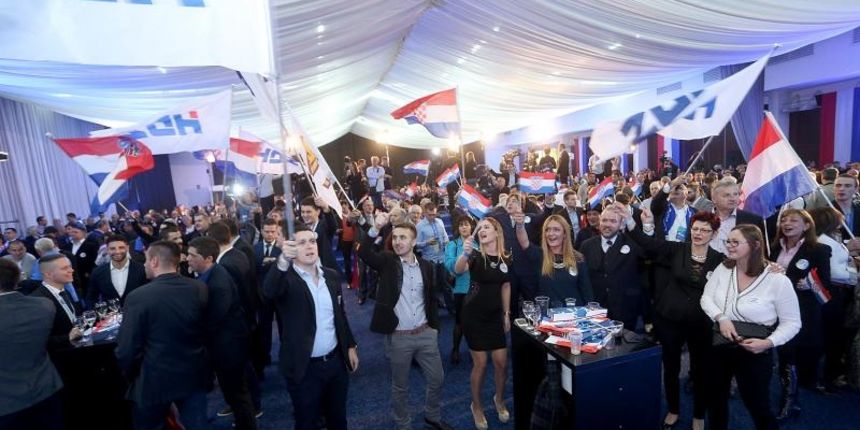 Zagreb – Docek rezultata parlamentarnih izbora u stozeru Hrvatske demokratske zajednice u restoranu Gastro Globus. Photo: Goran Stanzl/PIXSELL Autor Goran Stanzl/PIXSELL Ključne riječi slavlje, dolazak, HDZ, hrvatska zastava, docek, proslava, 18 rodjend Zagreb – Docek rezultata parlamentarnih izbora u stozeru Hrvatske demokratske zajednice u restoranu Gastro Globus. Photo: Goran Stanzl/PIXSELL Autor Goran Stanzl/PIXSELL Ključne riječi slavlje, dolazak, HDZ, hrvatska zastava, docek, proslava, 18 rodjend