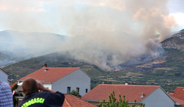 Poozar povise Kastel Starog na brdu Kozjak ispod Planinarskog Doma Malacka buknio je danas negdje iza 14h vatra je vec zahvatila veliko podrucje i presla na sjevernu stranu Kozjaka, u isto vrijeme buknio je pozar i u zaledju Planog povise Trogira. Foto: Z