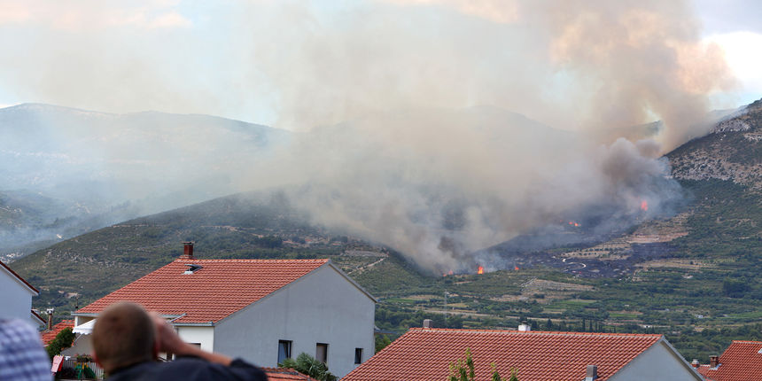 Poozar povise Kastel Starog na brdu Kozjak ispod Planinarskog Doma Malacka buknio je danas negdje iza 14h vatra je vec zahvatila veliko podrucje i presla na sjevernu stranu Kozjaka, u isto vrijeme buknio je pozar i u zaledju Planog povise Trogira. Foto: Z