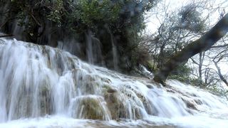 Vjetar raznoseći vodenu pjenu i sitne kapljice stvara poseban ugođaj u NP Krka