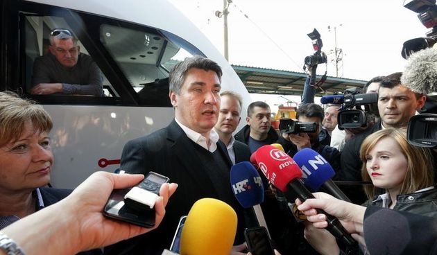 Povodom pocetka redovnog prometovanja novog vlaka, predsjednik Vlade Zoran Milanovic sudjelovao je na prvoj redovnoj voznji na relaciji Glavni kolodvor Zagreb – Zeljezniski kolodvor Koprivnica. Izjave za medije. Photo: Zarko Basic/PIXSELL