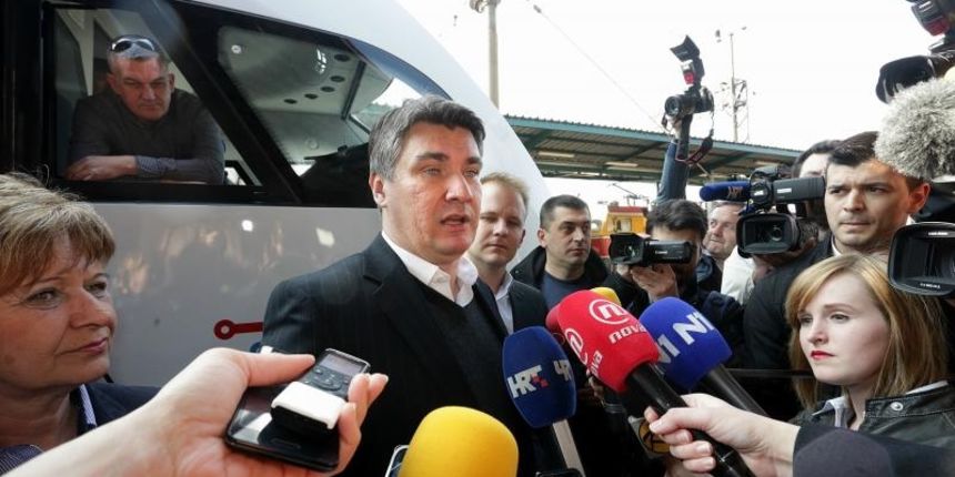 Povodom pocetka redovnog prometovanja novog vlaka, predsjednik Vlade Zoran Milanovic sudjelovao je na prvoj redovnoj voznji na relaciji Glavni kolodvor Zagreb – Zeljezniski kolodvor Koprivnica. Izjave za medije. Photo: Zarko Basic/PIXSELL