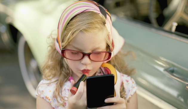 Djevojčice se sve više šminkaju (Tportal.hr)