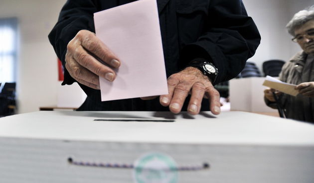 Zagreb, 041211.
Parlamentarni izbori 2011.
Izborno mjesto: Mjesni odbor, Njegoseva 1.
Na slici: glasovanje gradjana za manjinske liste.
Foto: Boris Kovacev / CROPIX
