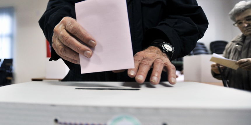 Zagreb, 041211.
Parlamentarni izbori 2011.
Izborno mjesto: Mjesni odbor, Njegoseva 1.
Na slici: glasovanje gradjana za manjinske liste.
Foto: Boris Kovacev / CROPIX Zagreb, 041211.
Parlamentarni izbori 2011.
Izborno mjesto: Mjesni odbor, Njegoseva 1.
Na slici: glasovanje gradjana za manjinske liste.
Foto: Boris Kovacev / CROPIX