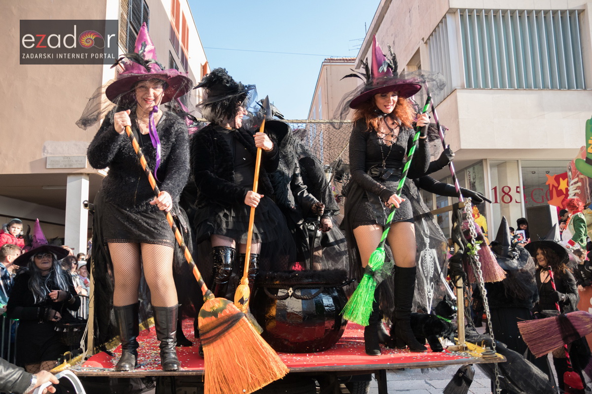 Zadarski karneval 2018: Povorka maškaranih skupina od Gradskih vrata preko Foruma do Narodnog trga Zadarski karneval 2018: Povorka maškaranih skupina od Gradskih vrata preko Foruma do Narodnog trga