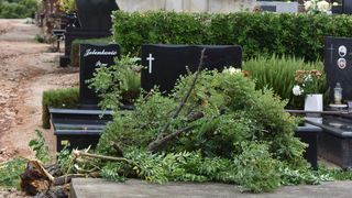 Djelatnici Nasada saniraju štetu na Gradskom groblju Zadar Djelatnici Nasada saniraju štetu na Gradskom groblju Zadar