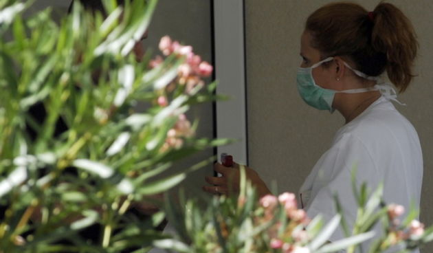 Sibenik, 190709.
Opca Bolnica Sibenik, zarazni odjel.
Zbog sumnje na svinjsku gripu svi na odjelu nose zastitne maske, a maturanti dolaze na pregled.
Na slici: lijecnica razgovara sa pacijentima.
Foto: Niksa Stipanicev / CROPIX