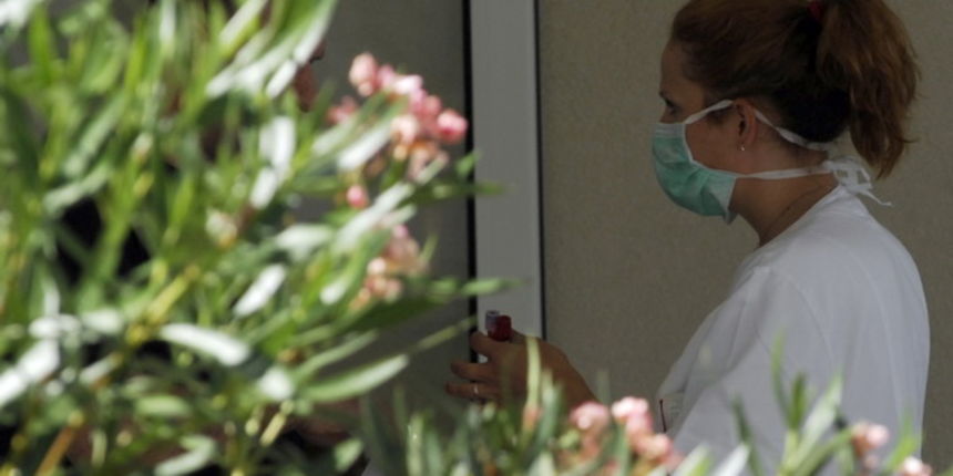 Sibenik, 190709.
Opca Bolnica Sibenik, zarazni odjel.
Zbog sumnje na svinjsku gripu svi na odjelu nose zastitne maske, a maturanti dolaze na pregled.
Na slici: lijecnica razgovara sa pacijentima.
Foto: Niksa Stipanicev / CROPIX Sibenik, 190709.
Opca Bolnica Sibenik, zarazni odjel.
Zbog sumnje na svinjsku gripu svi na odjelu nose zastitne maske, a maturanti dolaze na pregled.
Na slici: lijecnica razgovara sa pacijentima.
Foto: Niksa Stipanicev / CROPIX