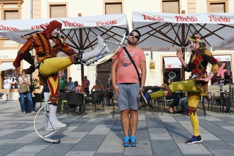 Šesti dan Špancirfesta, nastup uličnih performera Jesters Šesti dan Špancirfesta, nastup uličnih performera Jesters