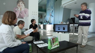 Zagreb, 230910.
T-mobile, Savska cesta.
Na na konferenciji za novinare predstavljen je IT novinarima iPhone 4, nasljednik populanog iPhone-a 3 GS.
Hrvatski telekom od petka ujutro i sluzbeno pocinje prodavati iPhone 4 u Hrvatskoj. Pametni telefon koji je