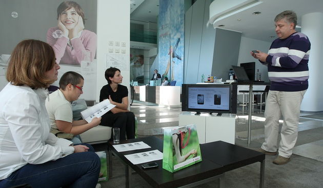 Zagreb, 230910.
T-mobile, Savska cesta.
Na na konferenciji za novinare predstavljen je IT novinarima iPhone 4, nasljednik populanog iPhone-a 3 GS.
Hrvatski telekom od petka ujutro i sluzbeno pocinje prodavati iPhone 4 u Hrvatskoj. Pametni telefon koji je