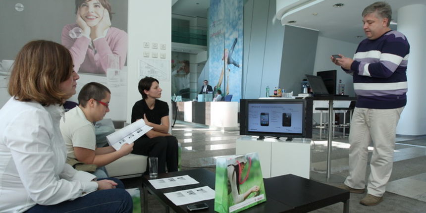 Zagreb, 230910.
T-mobile, Savska cesta.
Na na konferenciji za novinare predstavljen je IT novinarima iPhone 4, nasljednik populanog iPhone-a 3 GS.
Hrvatski telekom od petka ujutro i sluzbeno pocinje prodavati iPhone 4 u Hrvatskoj. Pametni telefon koji je Zagreb, 230910.
T-mobile, Savska cesta.
Na na konferenciji za novinare predstavljen je IT novinarima iPhone 4, nasljednik populanog iPhone-a 3 GS.
Hrvatski telekom od petka ujutro i sluzbeno pocinje prodavati iPhone 4 u Hrvatskoj. Pametni telefon koji je