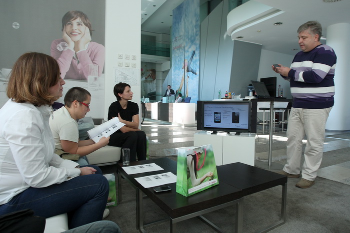 Zagreb, 230910.
T-mobile, Savska cesta.
Na na konferenciji za novinare predstavljen je IT novinarima iPhone 4, nasljednik populanog iPhone-a 3 GS.
Hrvatski telekom od petka ujutro i sluzbeno pocinje prodavati iPhone 4 u Hrvatskoj. Pametni telefon koji je