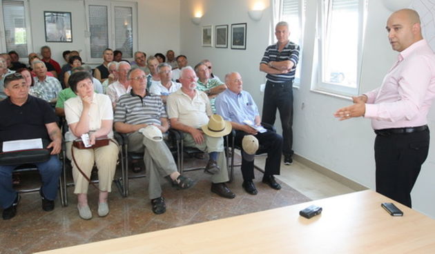 Zadar, 250511.
Danas je odrzana  javna rasprava o Prostornom planu otoka Vira koji je nekoliko desetljeca sinonim divlje gradnje.
Na slici: nacelnik opcine Kristijan Kapovic na raspravi.
Foto: Vladimir Ivanov / CROPIX