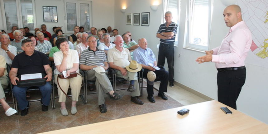 Zadar, 250511.
Danas je odrzana javna rasprava o Prostornom planu otoka Vira koji je nekoliko desetljeca sinonim divlje gradnje.
Na slici: nacelnik opcine Kristijan Kapovic na raspravi.
Foto: Vladimir Ivanov / CROPIX Zadar, 250511.
Danas je odrzana javna rasprava o Prostornom planu otoka Vira koji je nekoliko desetljeca sinonim divlje gradnje.
Na slici: nacelnik opcine Kristijan Kapovic na raspravi.
Foto: Vladimir Ivanov / CROPIX